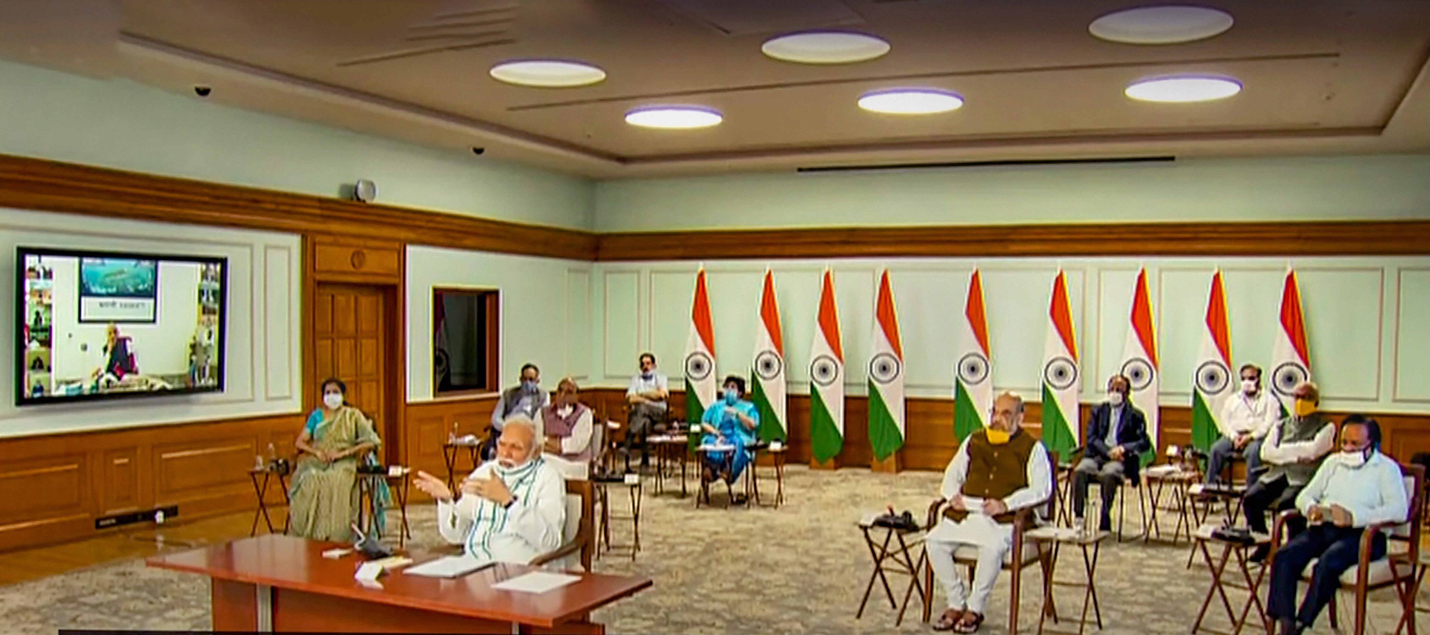 <p style="text-align: right;">وزیر اعظم نریندر مودی ، وزیر داخلہ امیت شاہ ، وزیر صحت ہرش وردھن اور دیگر معززین کے ہمراہ ، مختلف ریاستوں کے وزرائے اعلی سے ویڈیو کانفرنسنگ کے ذریعے بات چیت کرتے ہوئے۔</p>